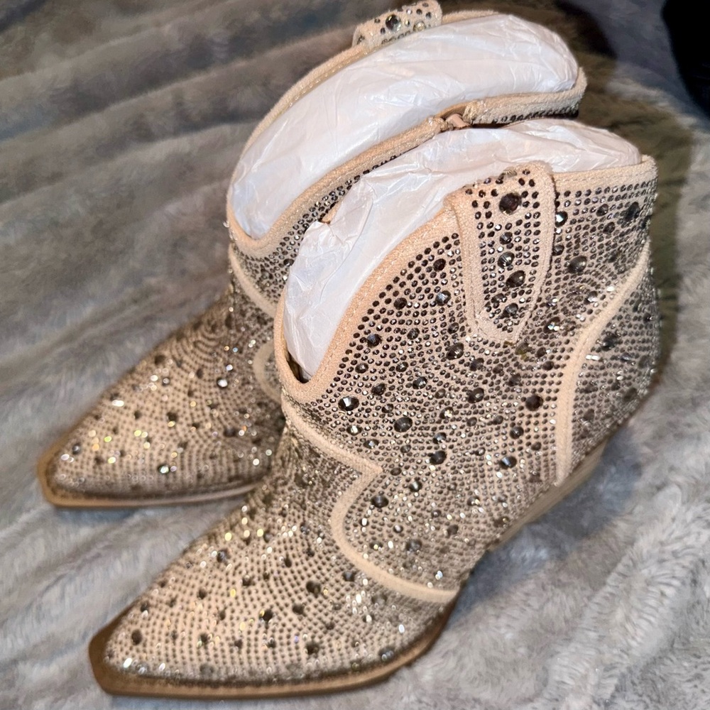 Very G ~ taupe blingy rhinestone boots 👢 ~ brand new ~ never worn! 🆕 size 6 - Picture 4 of 10